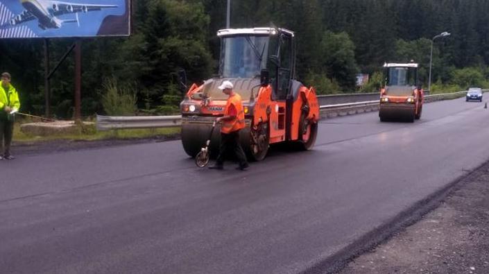 Tatariv village: "PBS" brigades are applying the upper asphalt layer