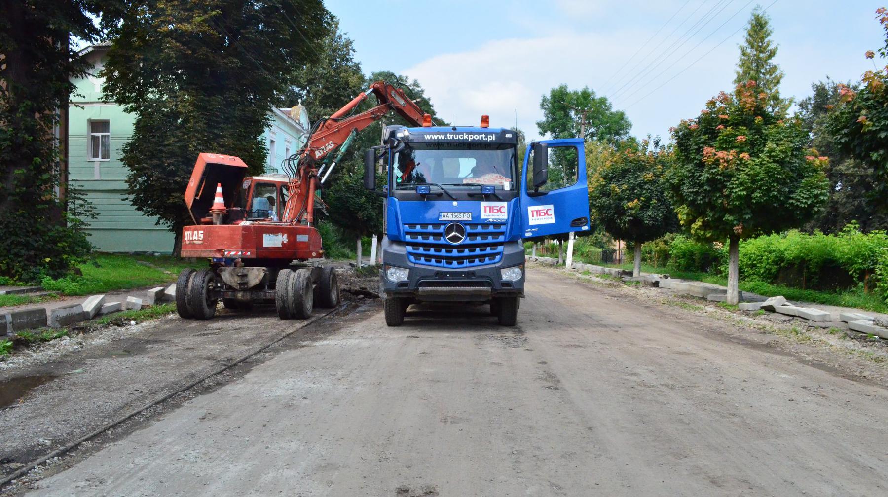 Tlumach: current average repairs of Hrushevskyi street are underway