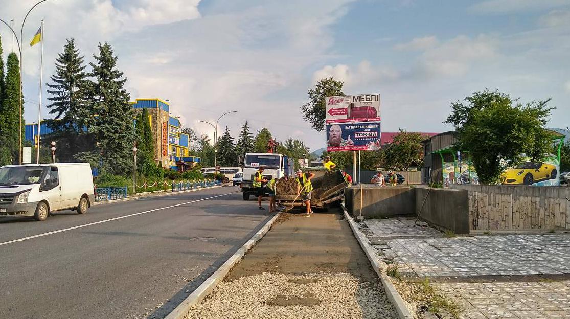 ПБС проводит работы по обустройству тротуаров в городе Надворная