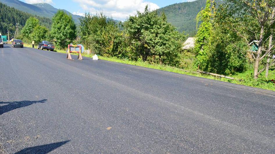 ПБС асфальтирует дорогу в Микуличине