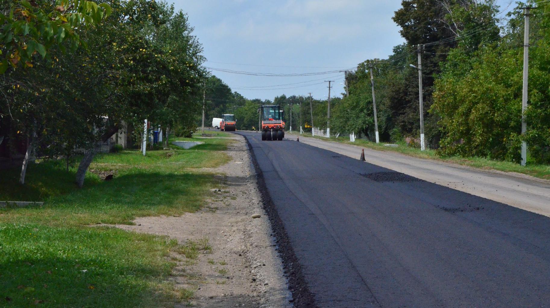 P-24 road: asphalting is underway not far from Hvizdets village