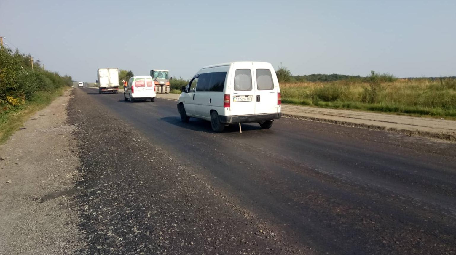 У Долинському районі ПБС влаштовує основу дорожнього покриття