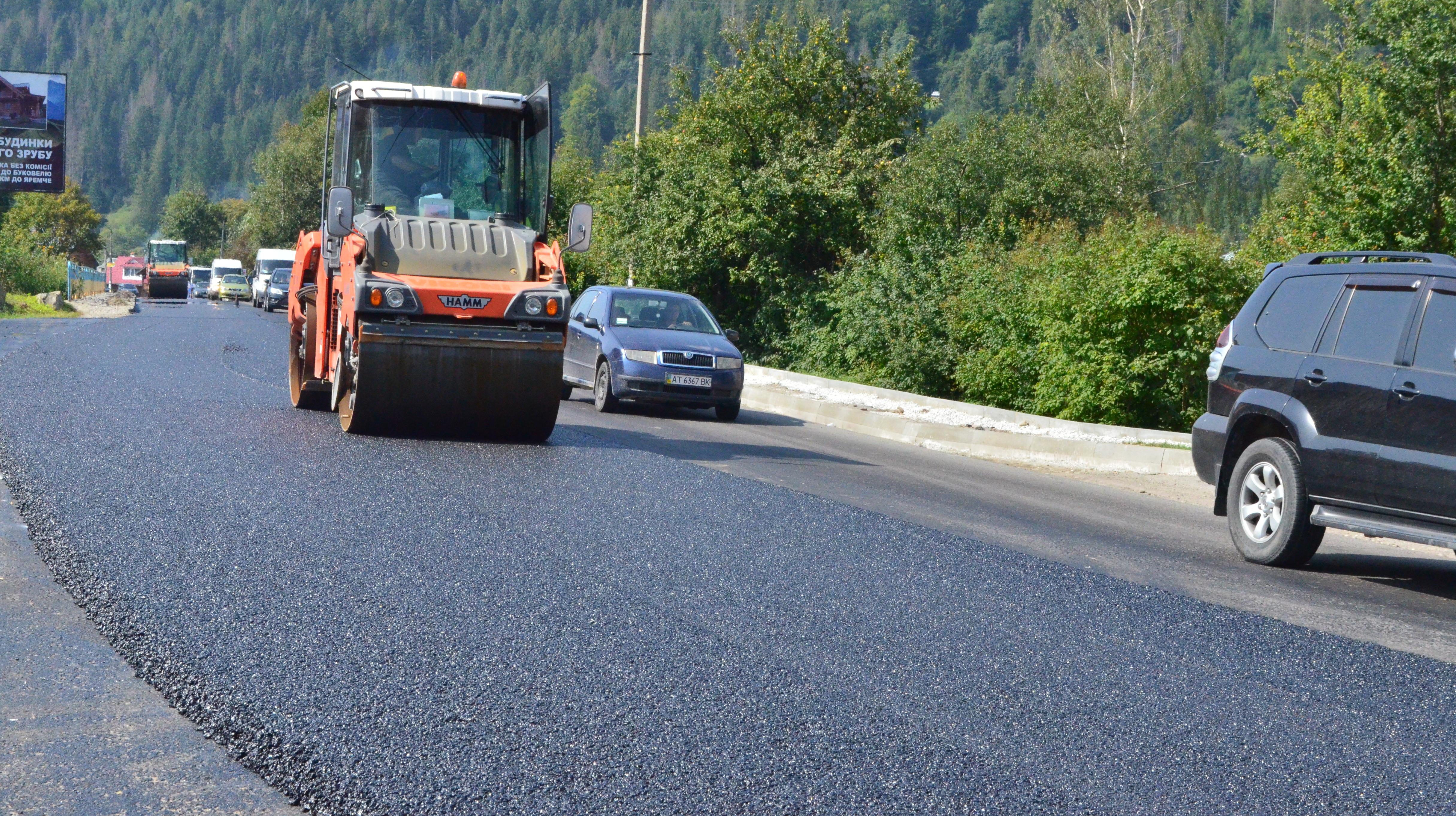 Н-09 road: an upper gravel mastic asphalt-concrete layer is being installed