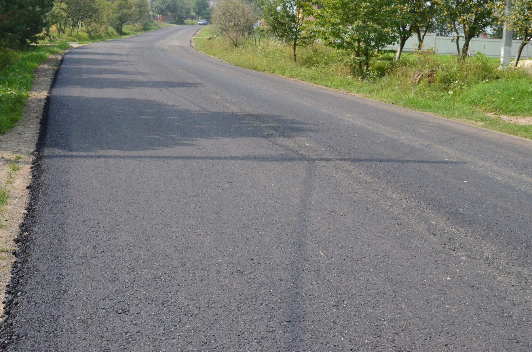 У Старому Угриневі працівники ТОВ ПБС заасфальтували дорогу