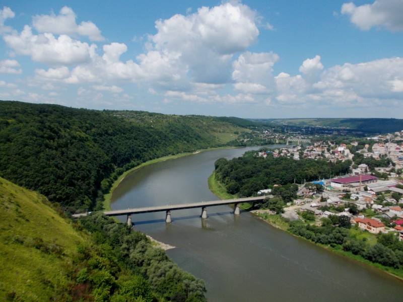 A bridge is being repaired not far from Zalishchyky