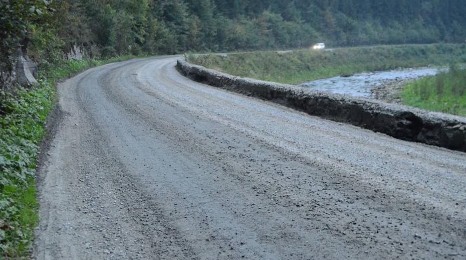 Специалисты ПБС ремонтируют отрезок дороги в Микуличине