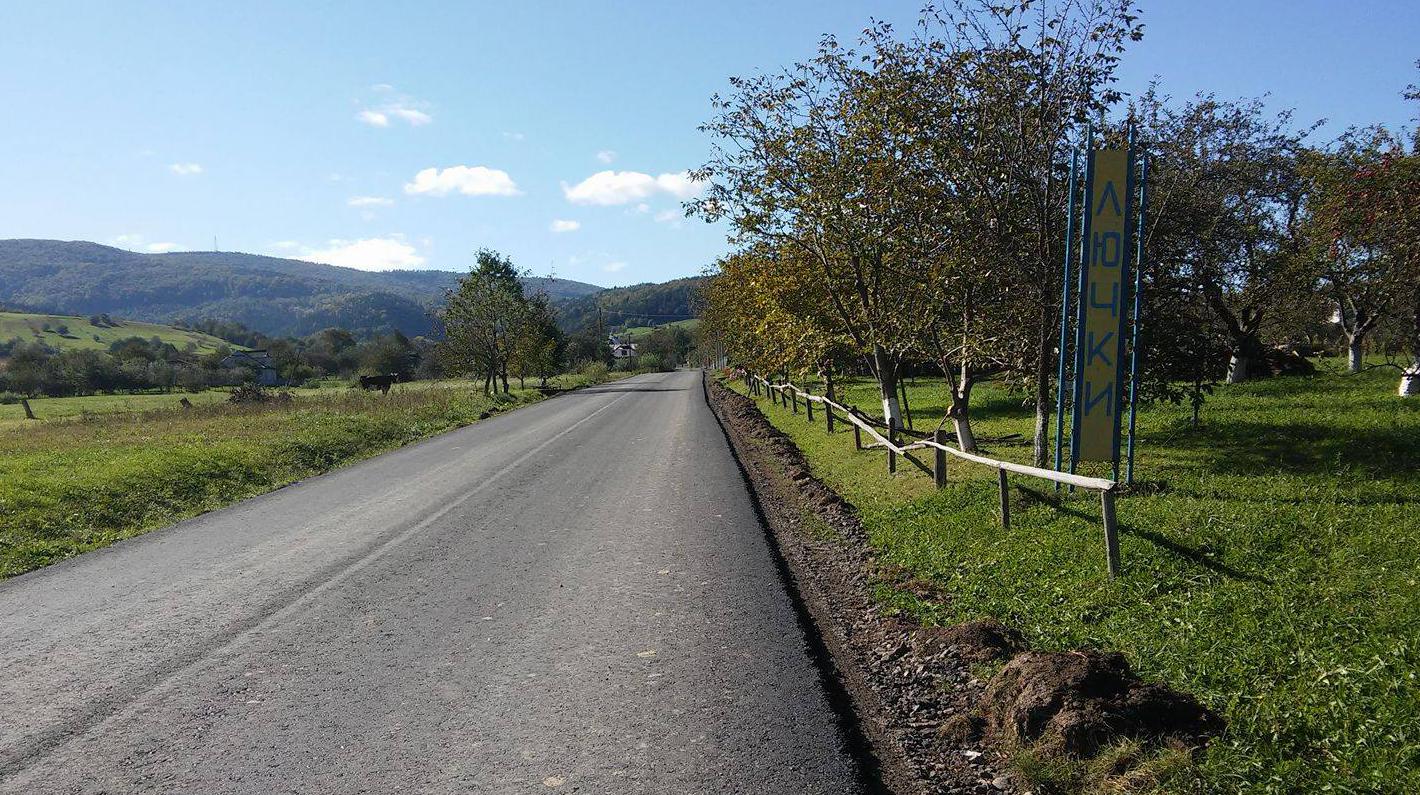 The road in Liuchky is being asphalted