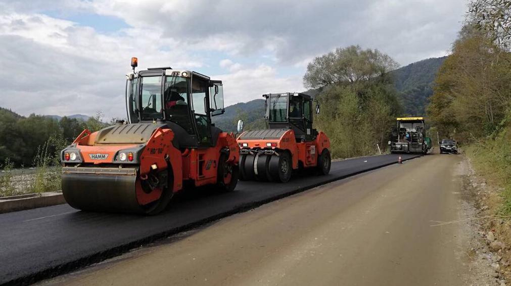 PBS is asphalting a road in Pidzakharychi