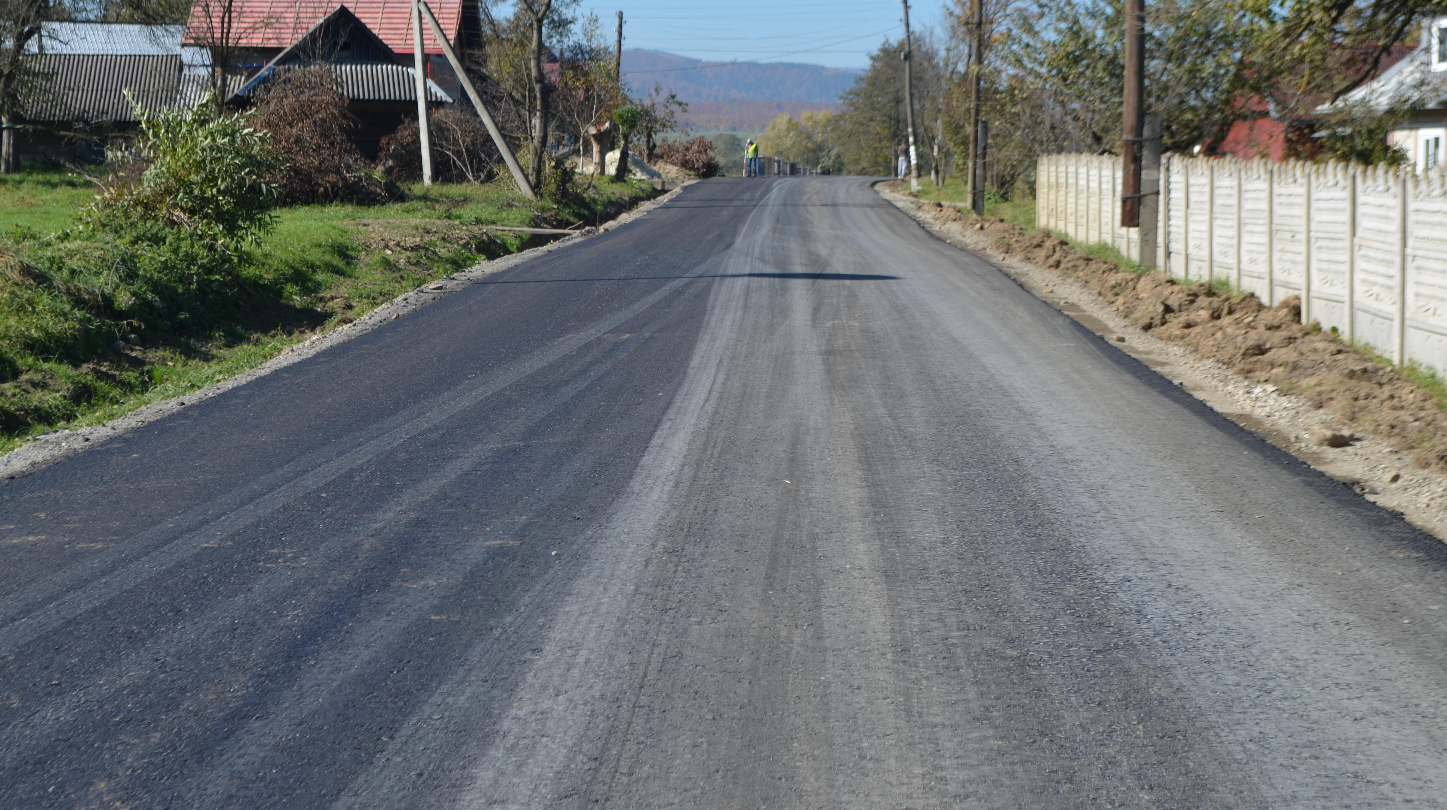 Serednii Bereziv: PBS is milling up the road surface and strengthening the base