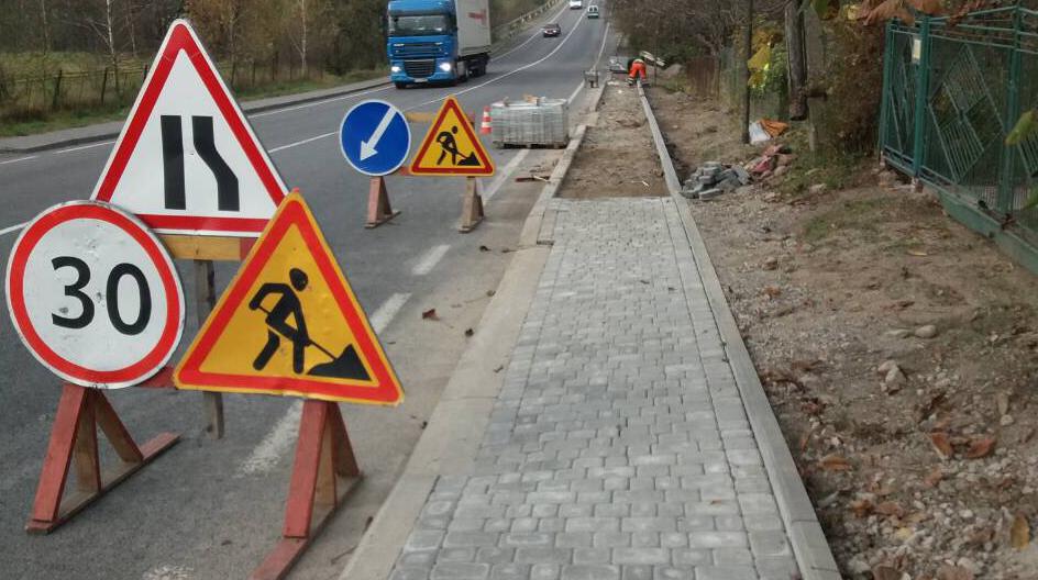 ПБС укладывает тротуарную дорожку в поселке Брошнив-Осада