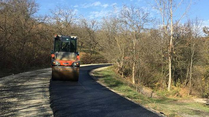 «ПБС» продовжує асфальтування дороги у Великому Бичкові