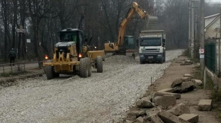 У Коломиї влаштовують щебеневу основу