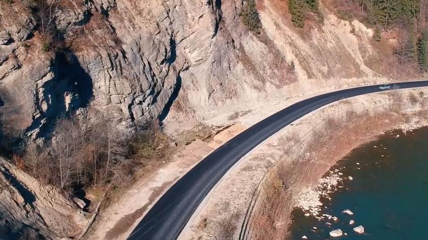 Неймовірні кадри доріг у Карпатських селах
