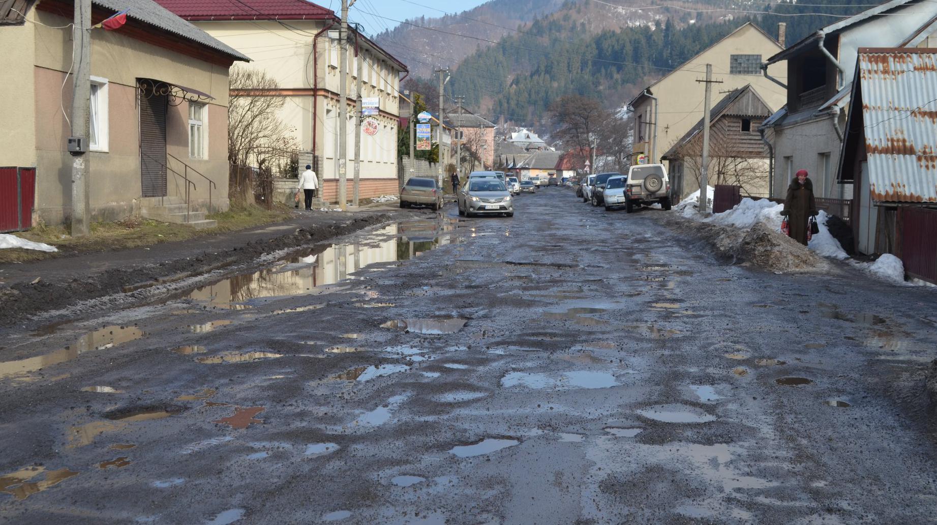 Дороги у Закарпатті розсипаються на очах