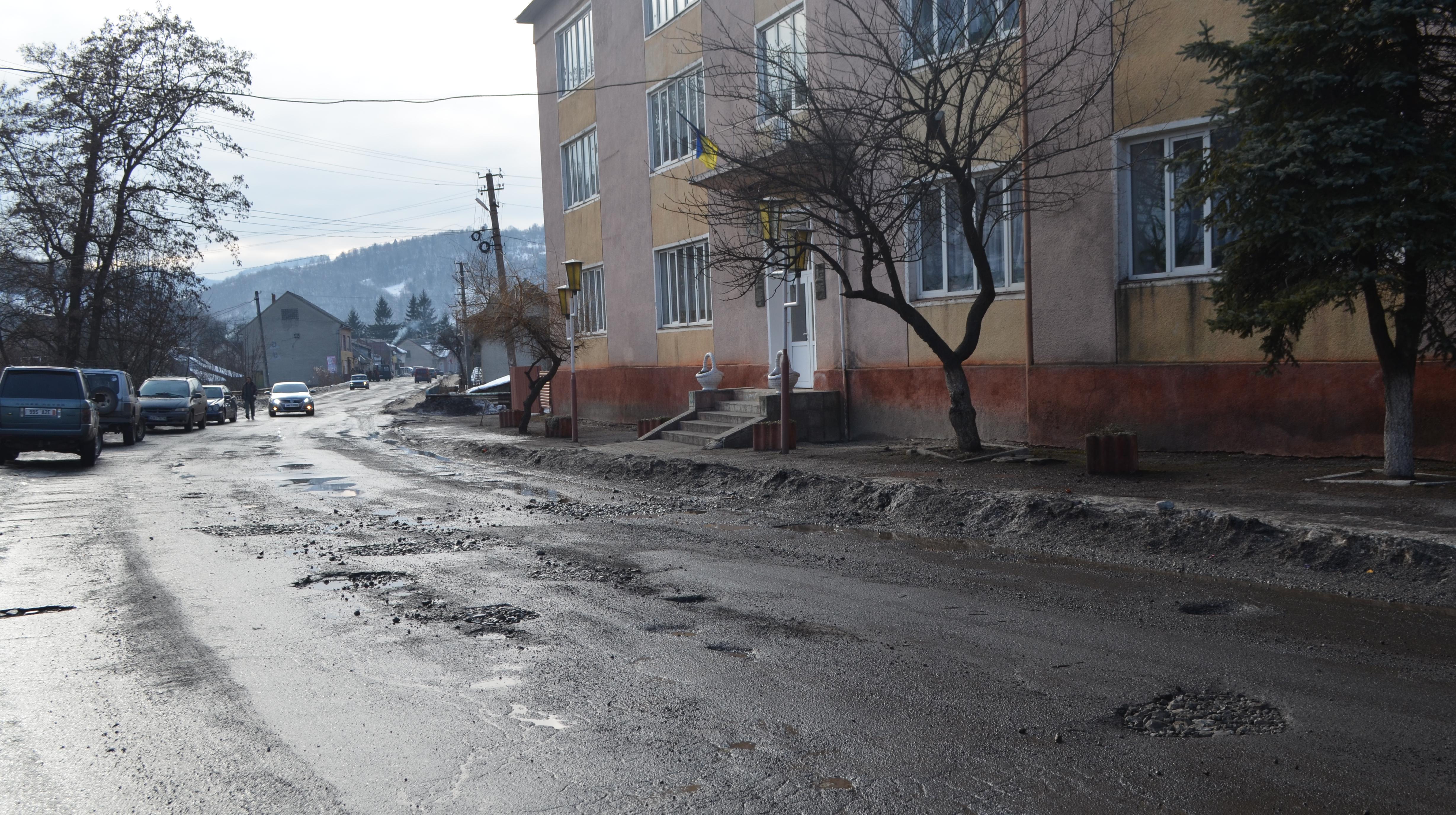 Дорога Н-09 у Закарпатській області не має шансів на швидкий ремонт