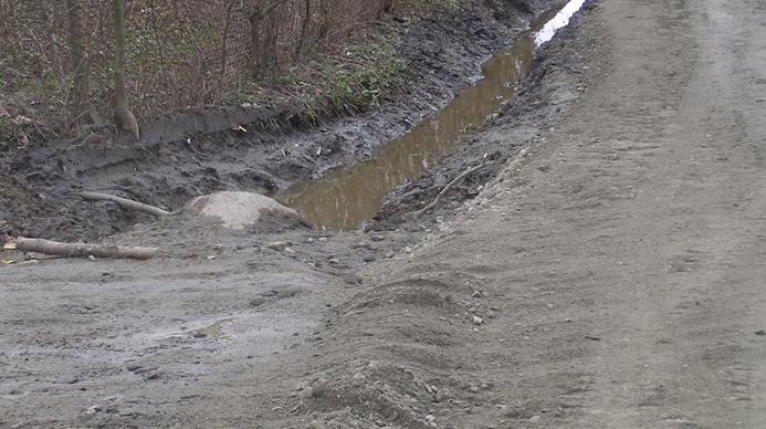 «ПБС» тимчасово призупиняє ремонт дороги Новиця – Середній Угринів
