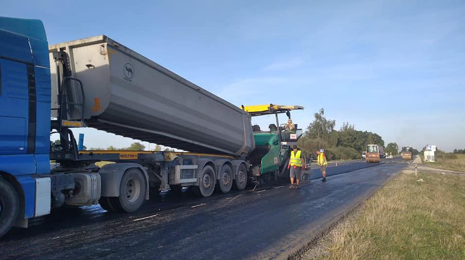 Arranging the upper asphalt concrete layer in Dolyna district