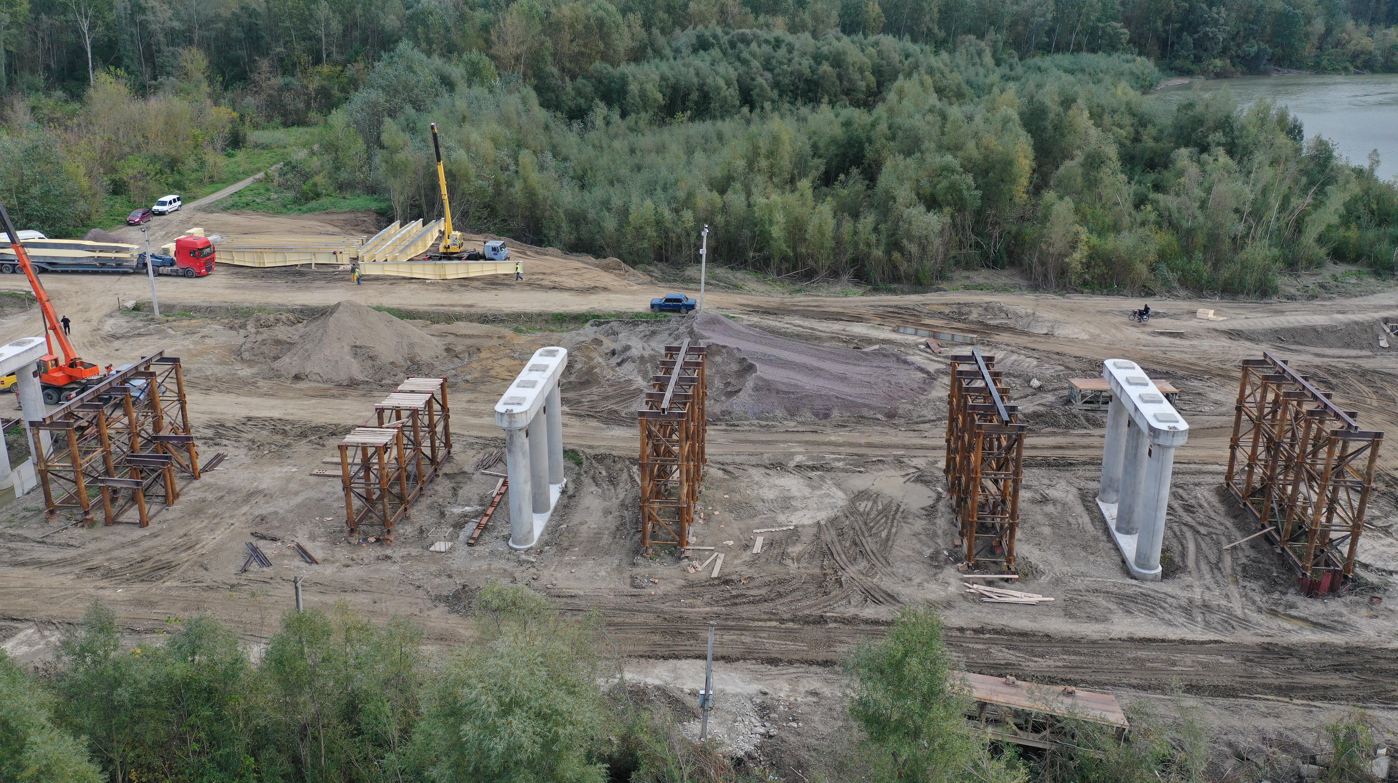 Триває будівництво мосту у селі Маршинці