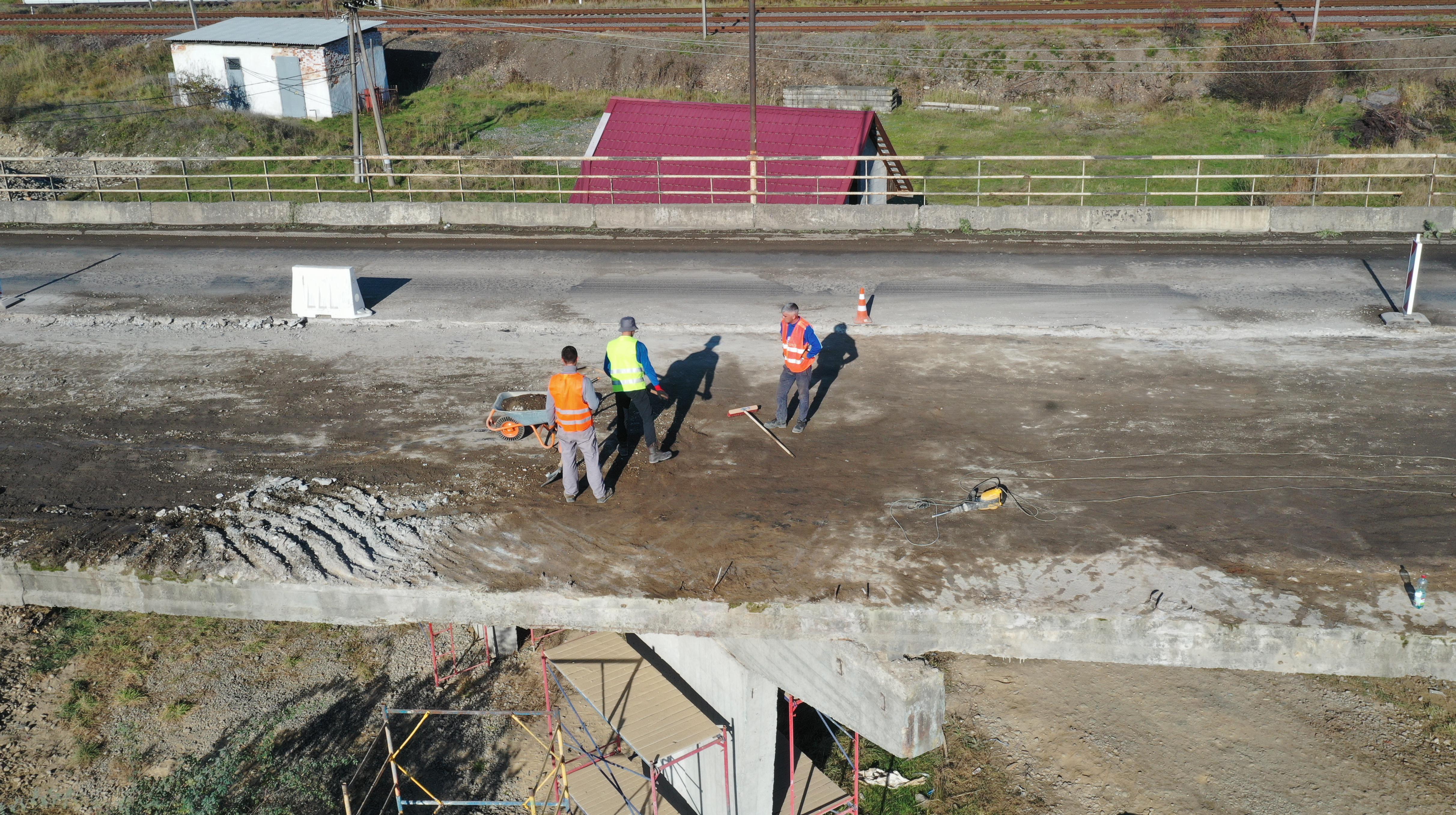 Проводится ремонт моста в посёлке Солотвино
