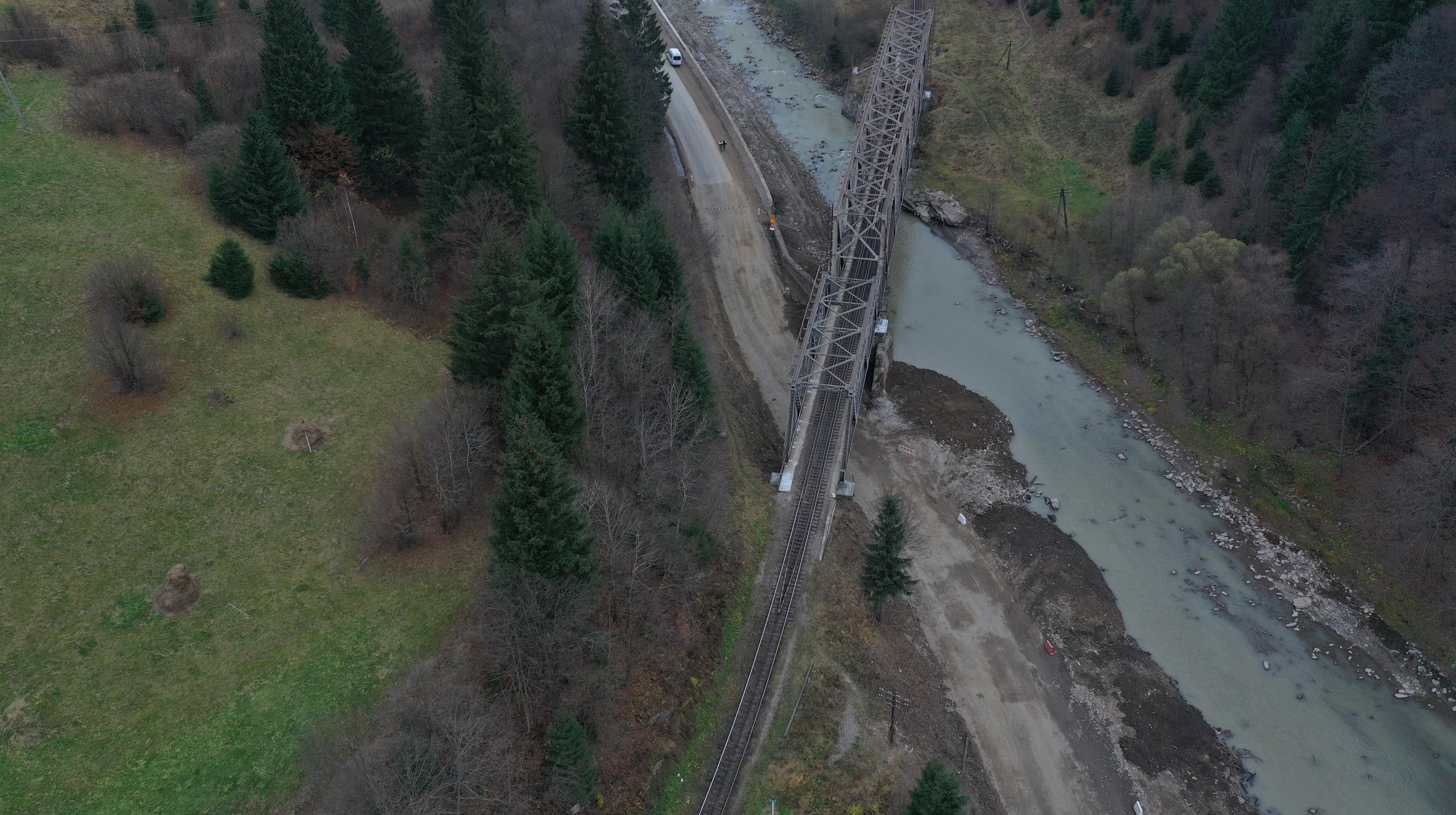 Продовжується пониження дороги під залізничними мостами