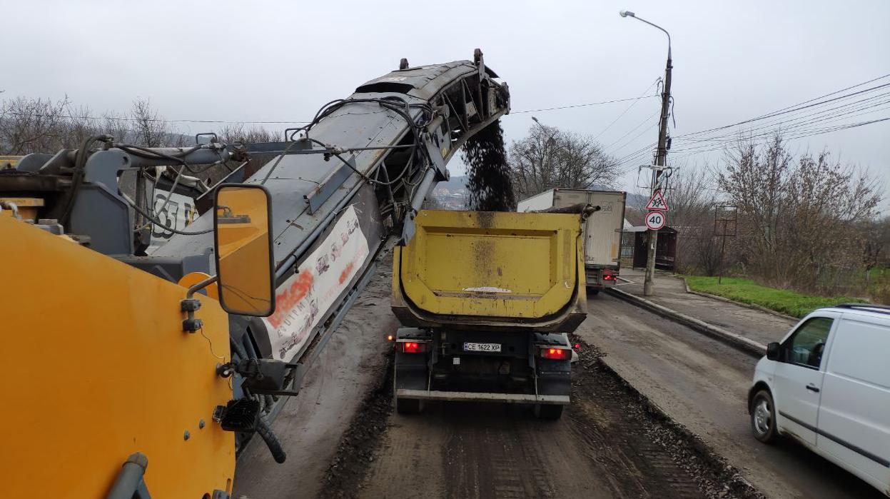 Компанія «ПБС» почала ремонт дорожнього покриття на вулиці Хотинській у місті Чернівці