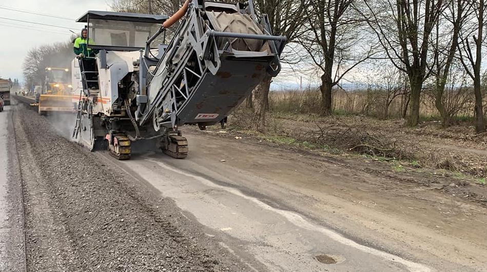 Road surface loosening commencing on the road P-21 Dolyna - Khust in the Zakarpattia region