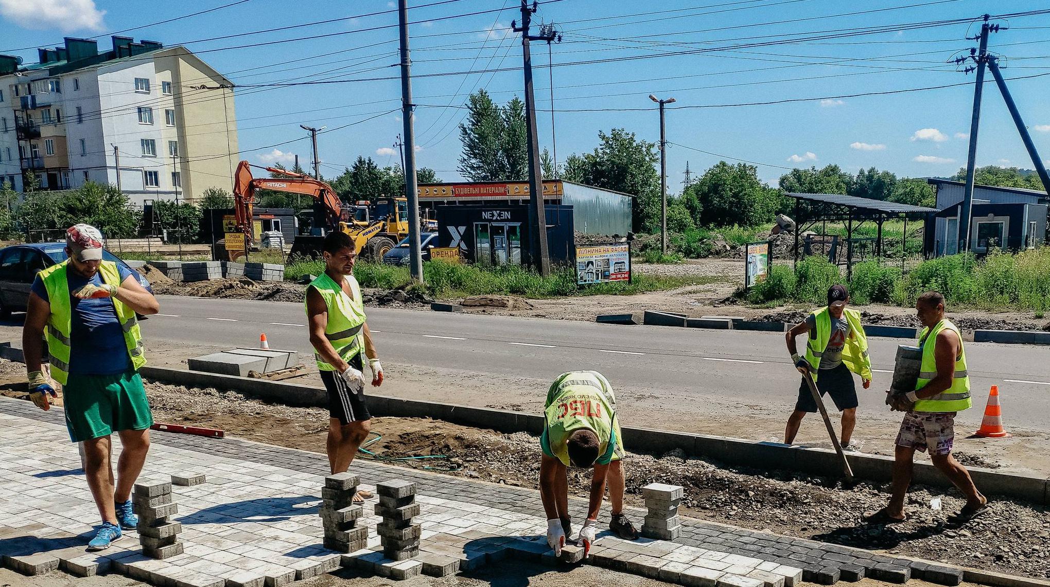 Khotyn street update: lower asphalt concrete layer completed