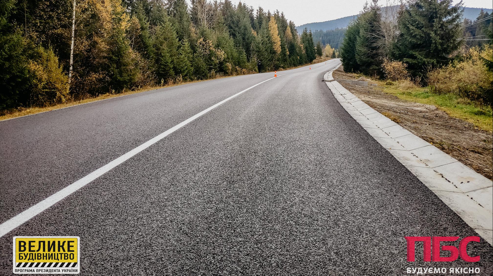 Applying road markings at Vyshkivskyi mountain pass