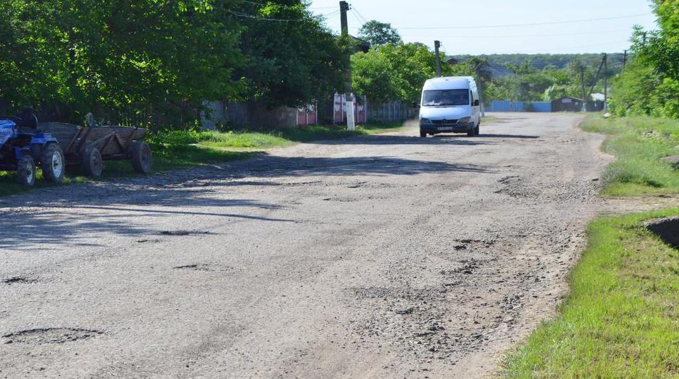 A road company from Bukovel started repairing the road from Komariv to Sapogiv