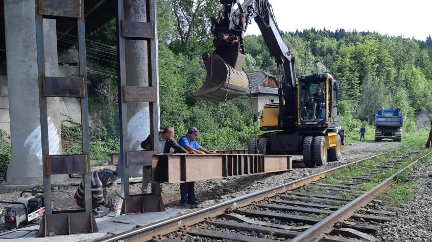 Deliatyn bridge: auxiliary girders are being attached