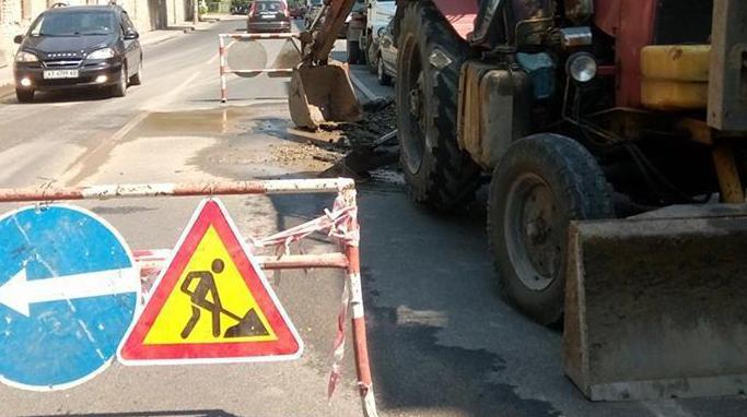 У Івано-Франківську на Ленкавського розрили капітально відремонтовану дорогу