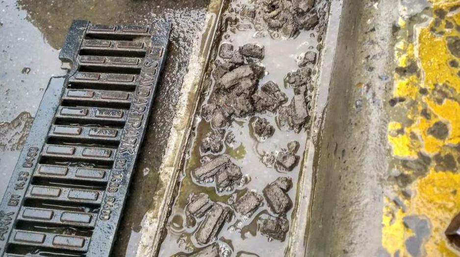Rainwater inlets clogged on Tychyny street in Ivano-Frankivsk