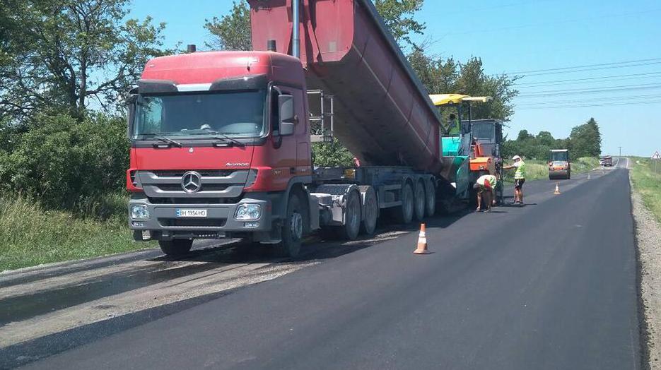 Novi Strilyscha: the road is being asphalted