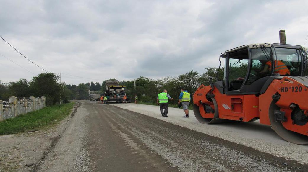 Фірма «ПБС» уже відновила сотню кілометрів прикарпатських доріг