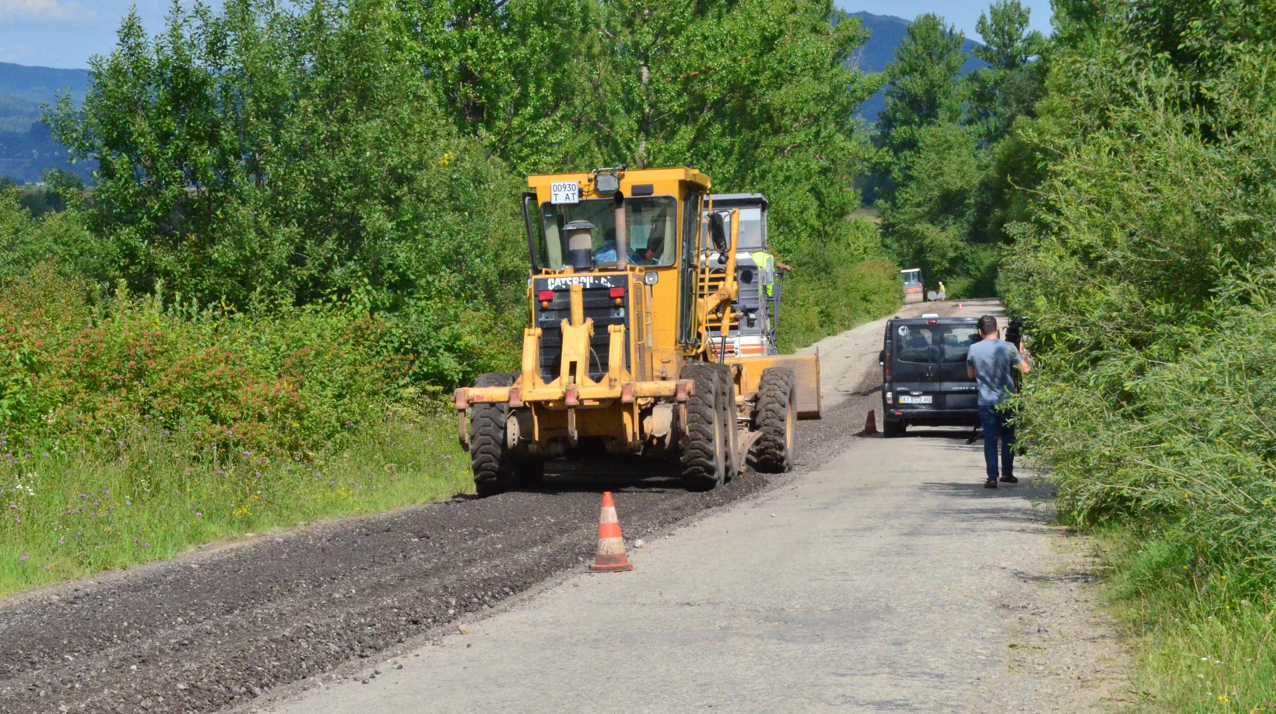 «ПБС» продолжает ремонтировать дорогу Яблонев - Делятин